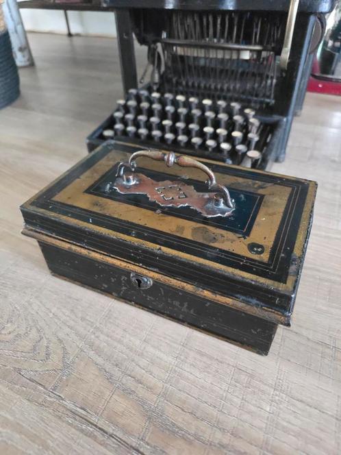 Grote Engelse antieke kluis met geldbak ca 1860 - 1880 €49, Verzamelen, Spaarpotten, Gebruikt, Overige thema's, Metaal of Blik