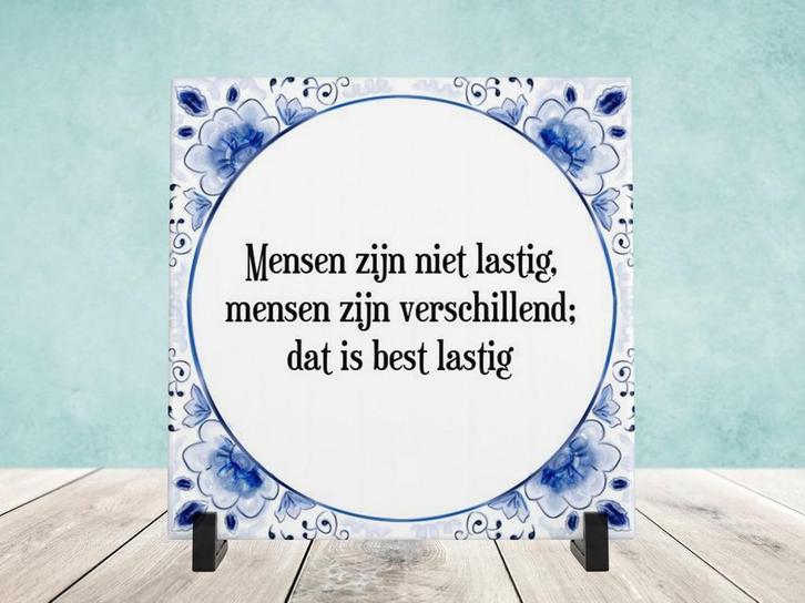 Spreukjestegel “Mensen zijn niet lastig”, Huis en Inrichting, Woonaccessoires | Tekstborden en Spreuken, Nieuw, Ophalen of Verzenden