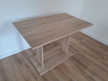 Compacte, moderne eettafel beschikbaar voor biedingen