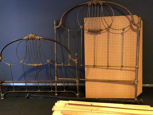 Antiek gietijzeren spijltjes bed (Amerikaans), Huis en Inrichting, Slaapkamer | Bedden, Gebruikt, Twijfelaar, 140 cm, 190 cm of minder