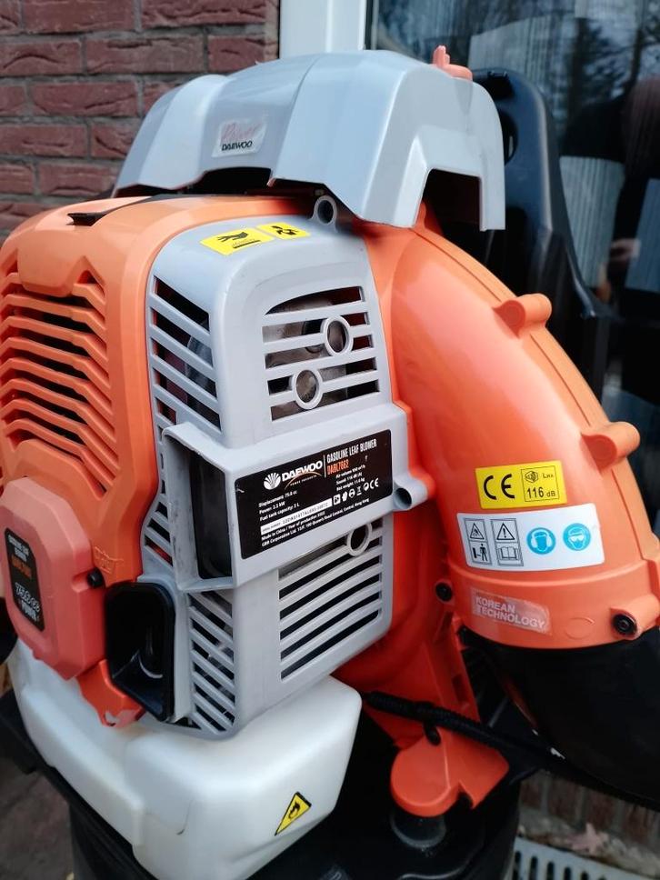 Jonge krachtige profesionele 4- takt ruggedragen bladblazer., Tuin en Terras, Bladblazers, Zo goed als nieuw, Ruggedragen, Benzine