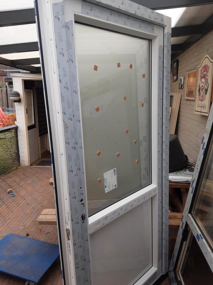 2 deuren en 9 kunststof kozijnen nieuw, Doe-het-zelf en Verbouw, Kozijnen en Schuifpuien, Nieuw, Raamkozijn, Kunststof, 75 tot 150 cm