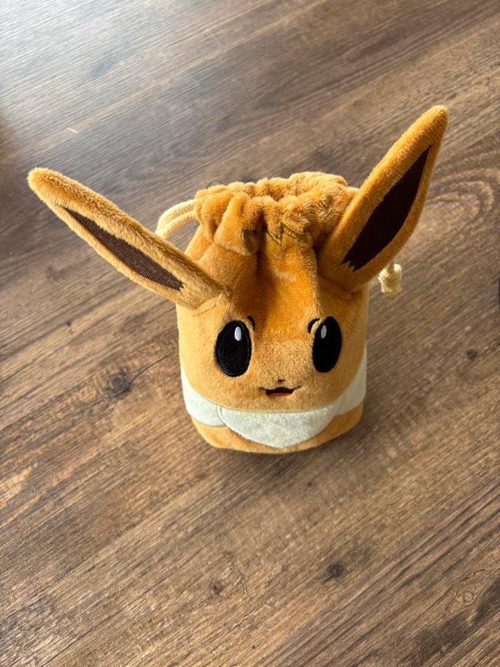 Eevee “Mystery” Pouch - leuk om te geven! Pokémon kaarten!, Hobby en Vrije tijd, Verzamelkaartspellen | Pokémon, Zo goed als nieuw