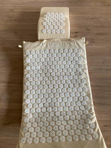 Spijkermat van pure relief beschikbaar voor biedingen