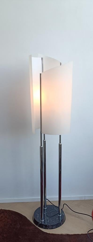 Oluce Arianna vloerlamp, Huis en Inrichting, Lampen | Vloerlampen, Zo goed als nieuw, 150 tot 200 cm, Glas, Metaal, Overige materialen