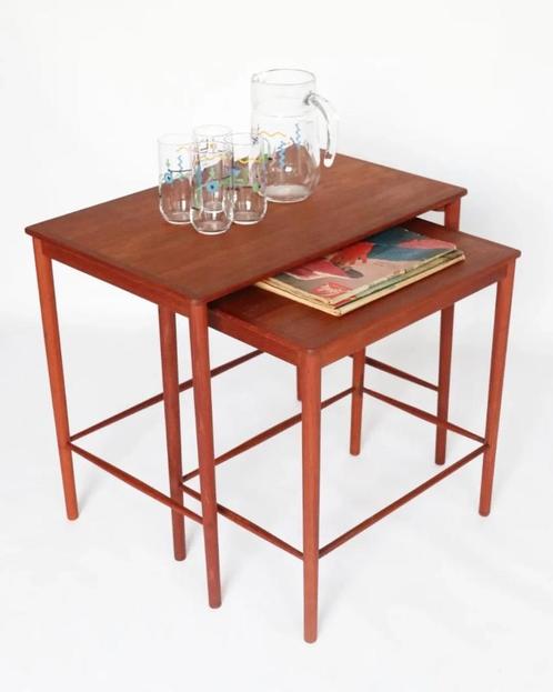 Vintage nesting tables teak deens design bijzettafeltjes, Huis en Inrichting, Tafels | Bijzettafels, Zo goed als nieuw, Rechthoekig