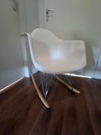 Witte Schommelstoel - Design Klassieker, Huis en Inrichting, Stoelen, Ophalen, Wit, Design, Zo goed als nieuw