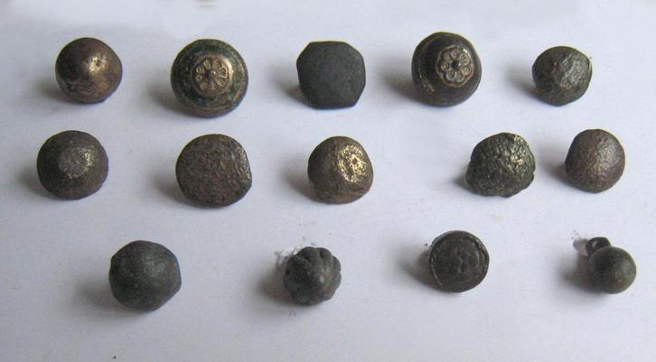 Mooie serie antieke knopen uit 16e t/m 19e eeuw. Bodemvondst, Antiek en Kunst, Antiek | Kleding en Accessoires, Ophalen of Verzenden