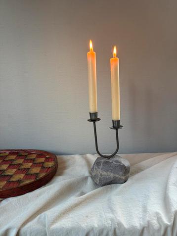 Vintage tweearmige kandelaar met stenen voet h22cm beschikbaar voor biedingen