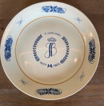 Herinneringsbord plateel Juliana en Bernard 25 jr getrouwd beschikbaar voor biedingen