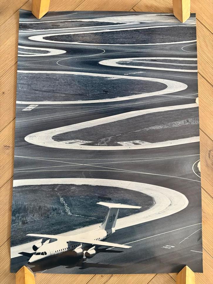 Vliegtuig Taxiën Slingerbaan Vliegveld Poster, Verzamelen, Posters, Gebruikt, Reclame, A1 t/m A3, Rechthoekig Staand, Ophalen of Verzenden