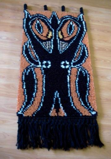 HANDGEKNOOPT WOLLEN WANDKLEED MET UIL ? RETRO  beschikbaar voor biedingen