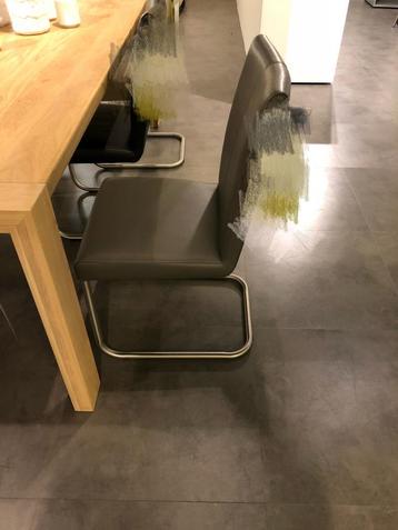 4 Grijze leren stoelen beschikbaar voor biedingen