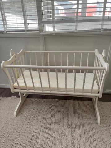 Baby bed met matras. Vintage look.  beschikbaar voor biedingen