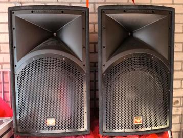 Nette speaker set met 2x versterkers en kabels erbij beschikbaar voor biedingen