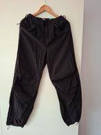 Stoere Bershka parachute broek - Maat M - Zwart, Kleding | Dames, Broeken en Pantalons, Maat 38/40 (M), Zwart, Zo goed als nieuw