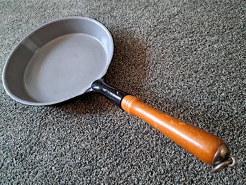Mooie gietijzeren koekenpan met houten steel, diameter 21 cm beschikbaar voor biedingen
