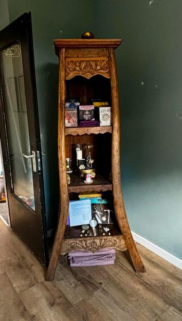 Sacred handgesneden houten kast – bohemian /spirituele stijl beschikbaar voor biedingen