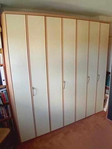 Ruime kledingkast beschikbaar voor biedingen