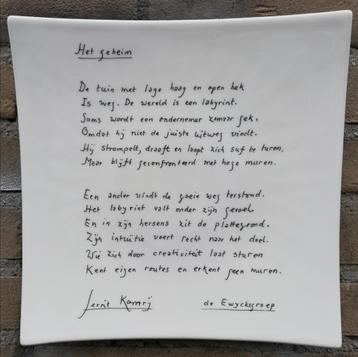 Gerrit Komrij, Het geheim. Gedicht op wandbord. 27 cm. 