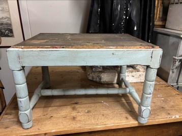 Blauw tafeltje carlotte antiek en brocante beschikbaar voor biedingen