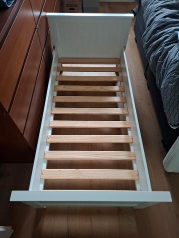 Kinderbed met commode en wandplank beschikbaar voor biedingen