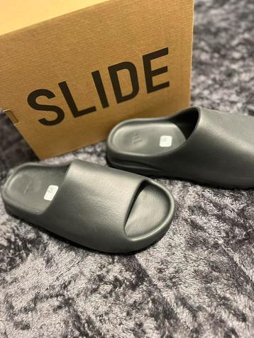 Yeezy slides onyx beschikbaar voor biedingen