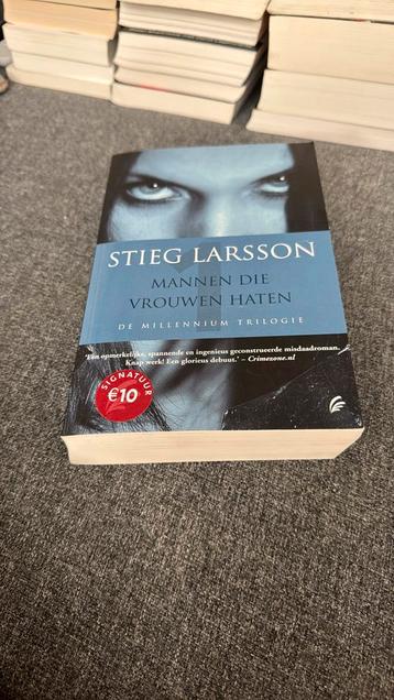 Stieg Larsson - Mannen die vrouwen haten beschikbaar voor biedingen