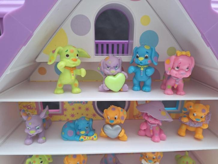 Groot poppenhuis met 24 vrolijke hondjes– veel speelplezier!, Kinderen en Baby's, Speelgoed | Poppenhuizen, Gebruikt, Poppenhuis