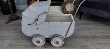 Oud grijskleurig poppenwagentje beschikbaar voor biedingen