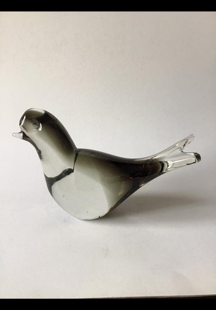 Glazen vogel van glijs glas, grijstinten, beschadigde staart, Verzamelen, Beelden en Beeldjes, Zo goed als nieuw, Dier, Ophalen of Verzenden