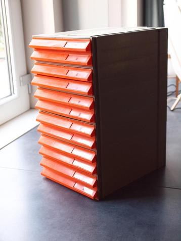 retro kantoorlaadjes oranje/grijs  beschikbaar voor biedingen