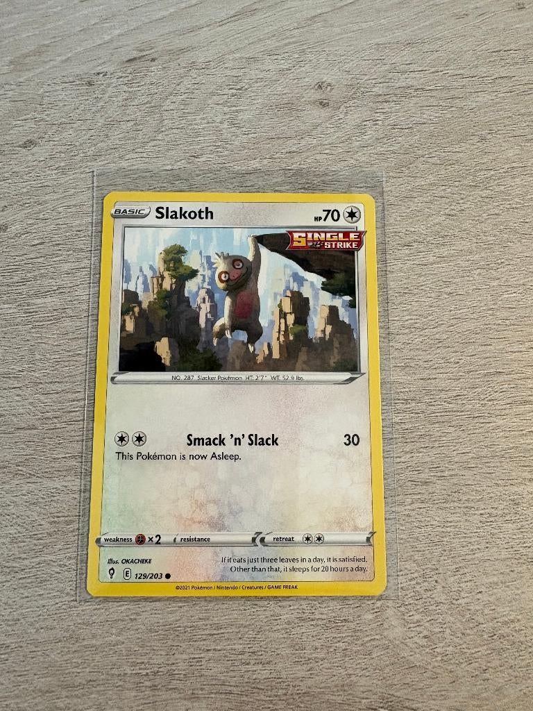 Slakoth 129/203 Evolving Skies - Pokémon Kaart, Ophalen of Verzenden, Nieuw, Losse kaart