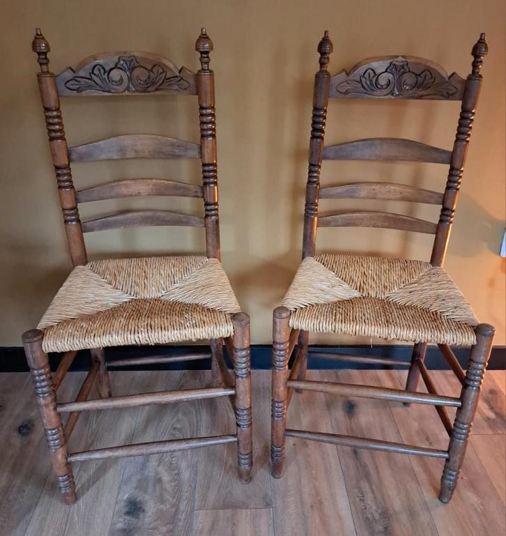 Twee eiken eethoekstoelen met biezen zitting, Huis en Inrichting, Stoelen, Gebruikt, Twee, Bruin, Ophalen