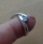 zilveren design ring met twee steentjes [922], Verzenden, Zo goed als nieuw, 17 tot 18, Dame