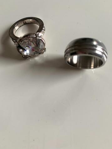 2 zilverkleurige ringen zgan  (R22) beschikbaar voor biedingen