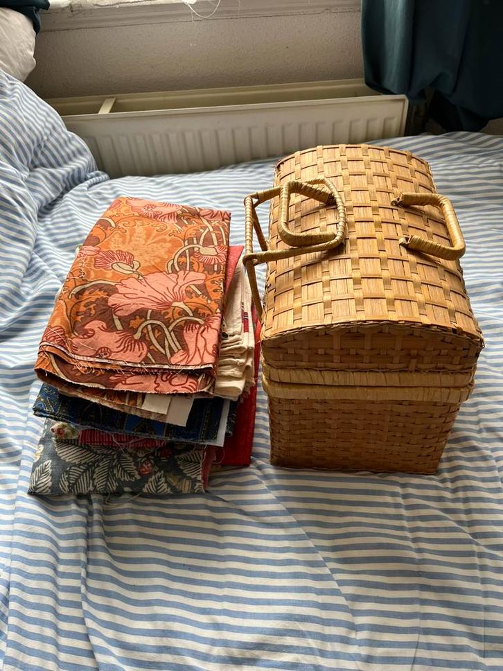 Mand met lapjes engels frans zweeds, Hobby en Vrije tijd, Naaien en Fournituren, Zo goed als nieuw, Ophalen of Verzenden