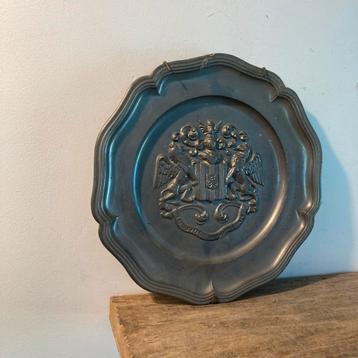 Vintage Tinnen Wandbord met Wapen 23cm Decoratief beschikbaar voor biedingen