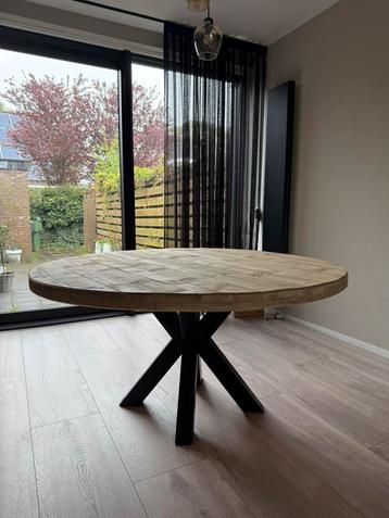 Ronde eettafel hout beschikbaar voor biedingen