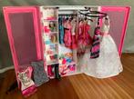 Barbie kledingkast met diverse kleding, Ophalen, Zo goed als nieuw, Barbie