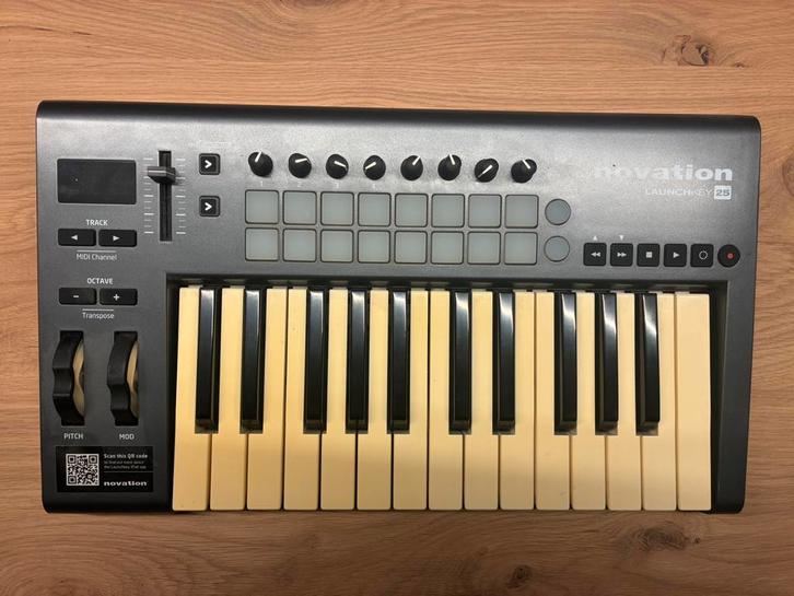 Novation Launchkey 25 midi keyboard en launchpad., Muziek en Instrumenten, Midi-apparatuur, Gebruikt, Ophalen of Verzenden