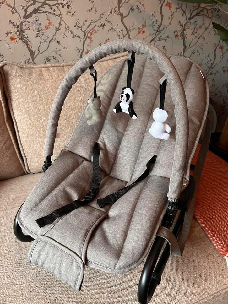 Nieuw Qute taupe/grijs wipstoeltje tot 9 maanden, Kinderen en Baby's, Wipstoeltjes, Nieuw, Wipstoel, Overige merken, Met gordel(s) of riempje(s)