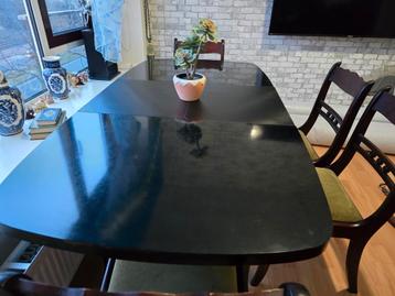 Uitschuifbare houten eettafel + 4 stoelen beschikbaar voor biedingen
