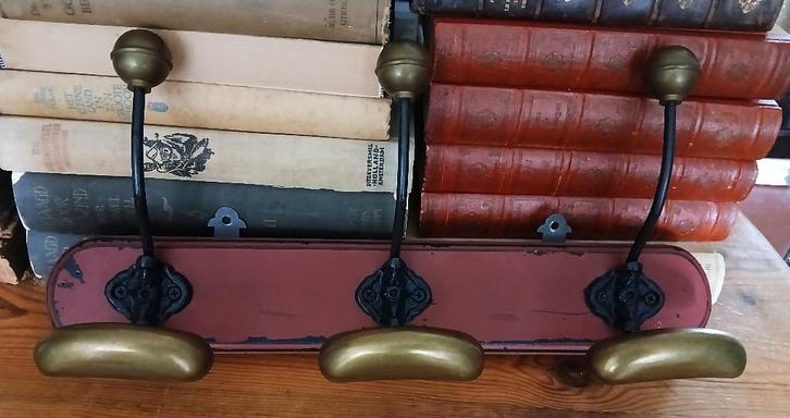 Kapstokje hout rood brocante messing 3 haken, Antiek en Kunst, Curiosa en Brocante, Ophalen of Verzenden