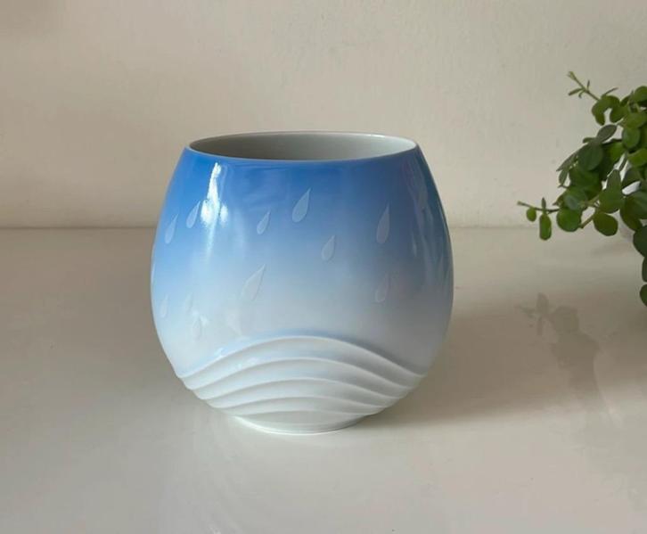 Rosenthal vaasje Rosamunde Nairac, Huis en Inrichting, Woonaccessoires | Vazen, Zo goed als nieuw, Blauw, Minder dan 50 cm, Aardewerk of Porselein