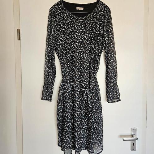 Mooi jurkje met transparante mouw, merk: Zusss, mt L, Kleding | Dames, Jurken, Zo goed als nieuw, Maat 38/40 (M), Zwart, Boven de knie