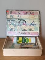 Kistje met oude zeep en reclamebord Sunlight Soap, Ophalen of Verzenden, Gebruikt, Verpakking
