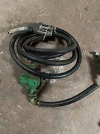 Brandstofpomp met slang en pistool, Ophalen