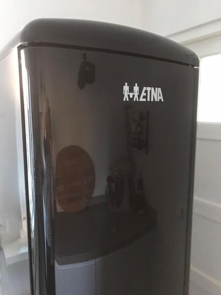 Etna retro zwarte koel-vrieskast model KVV594ZWA, Witgoed en Apparatuur, Koelkasten en IJskasten, Gebruikt, Met aparte vriezer