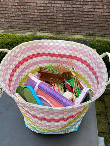 Veel playmobil incl mand beschikbaar voor biedingen
